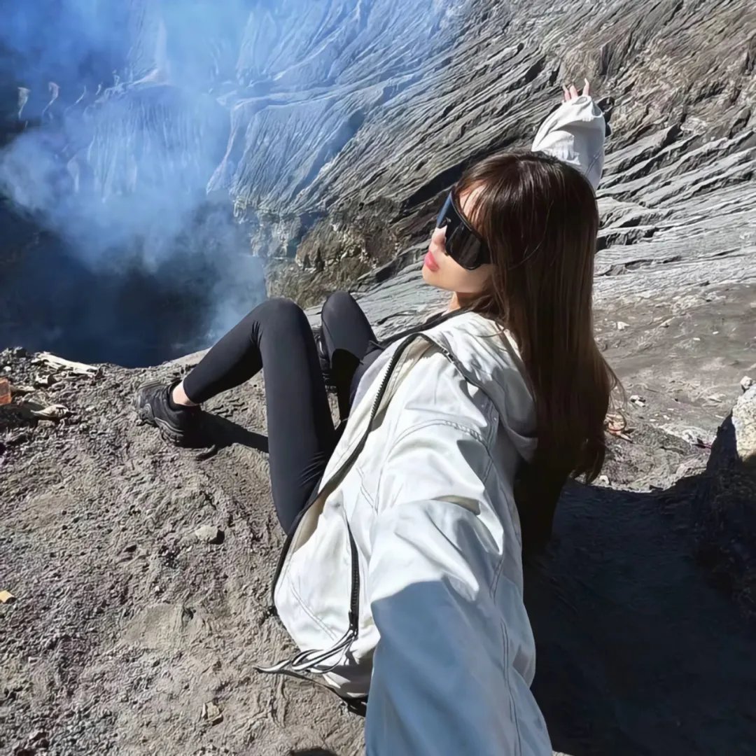 云雾笼罩的山峰